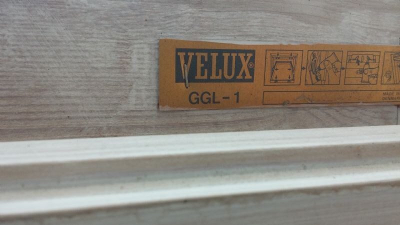 Nærbillede af et Velux ovenlysvindue GGL-1 med producentens mærkat i træet.